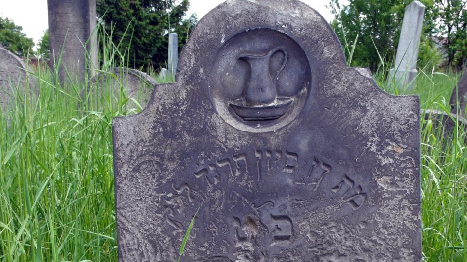 Symbol levitů na židovském hřbitově v Holešově