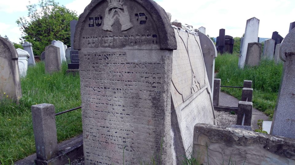 Symbol žehnajících rukou s korunou na židovském hřbitově v Holešově