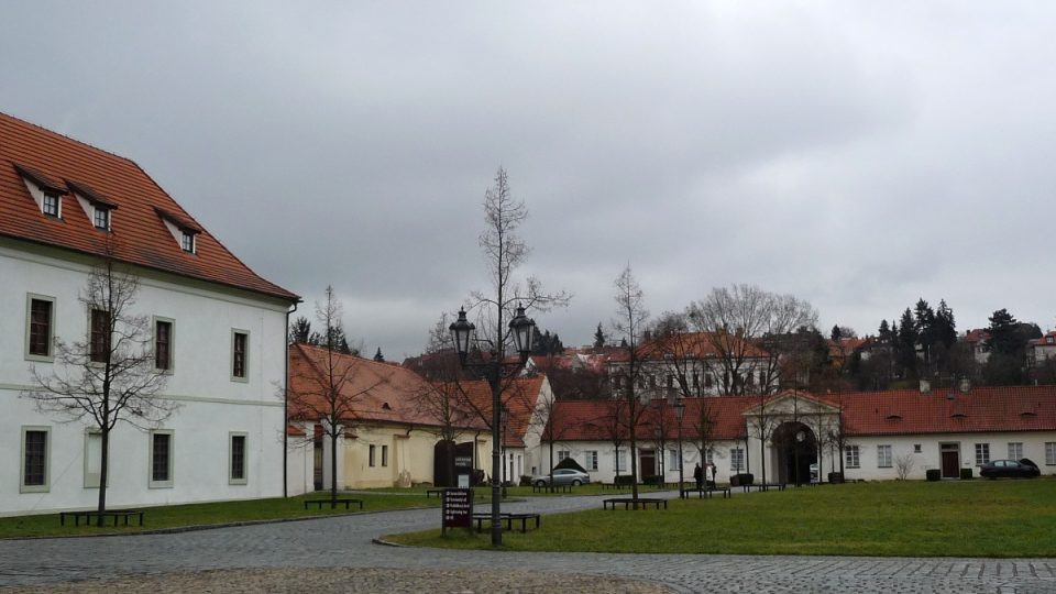 Břevnovský klášter - pohled ke vchodu
