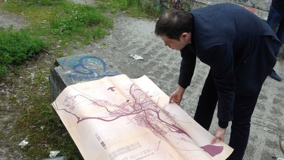 Peter Martinko rozkládá plány metra, které se nikdy nepostavilo