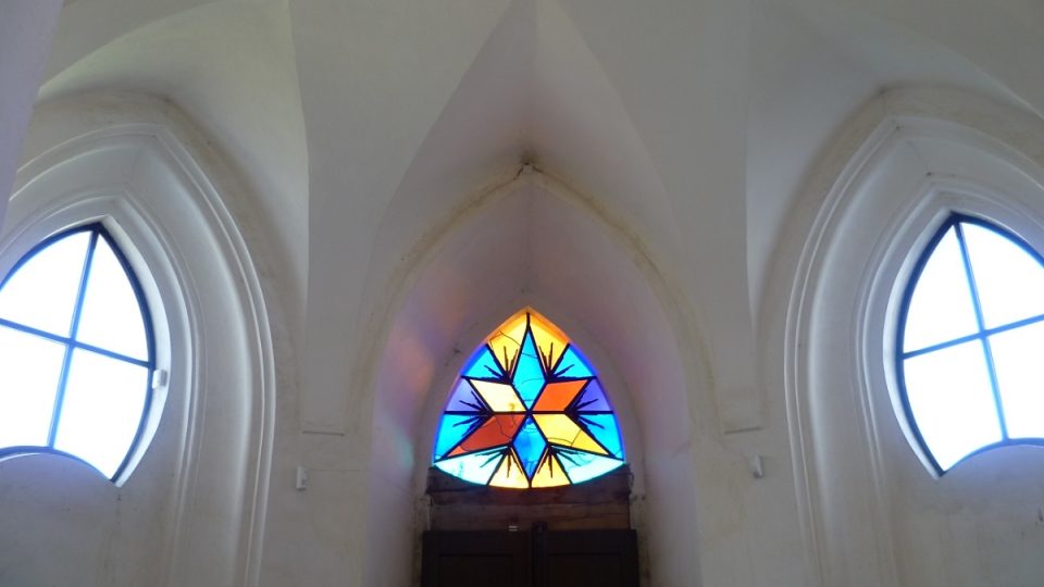 Barevná okna vytvářejí v kostele nádherné obrazce