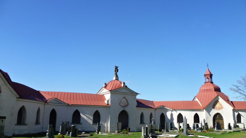 Kostel obklopuje ambit s pěti branami