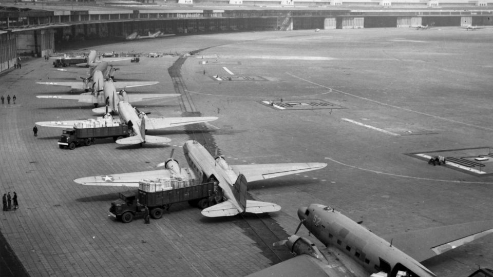 Na západoberlínském letišti Tempelhof přistávaly denně desítky letadel