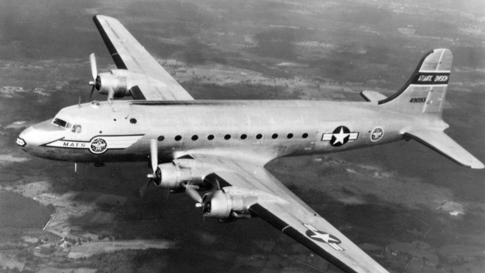 C 54 Skymaster postupně v leteckém mostu nahradil populární Dakoty