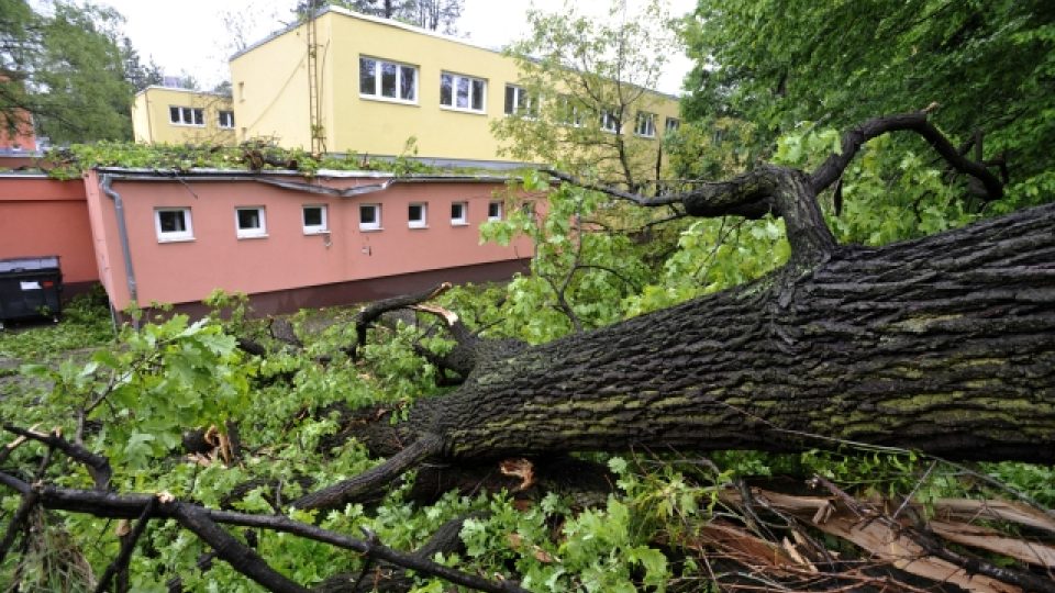 U základní školy v Rožnově pod Radhoštěm došlo kvůli vydatným dešťům k sesuvu půdy. Vítr také vyvracel stromy