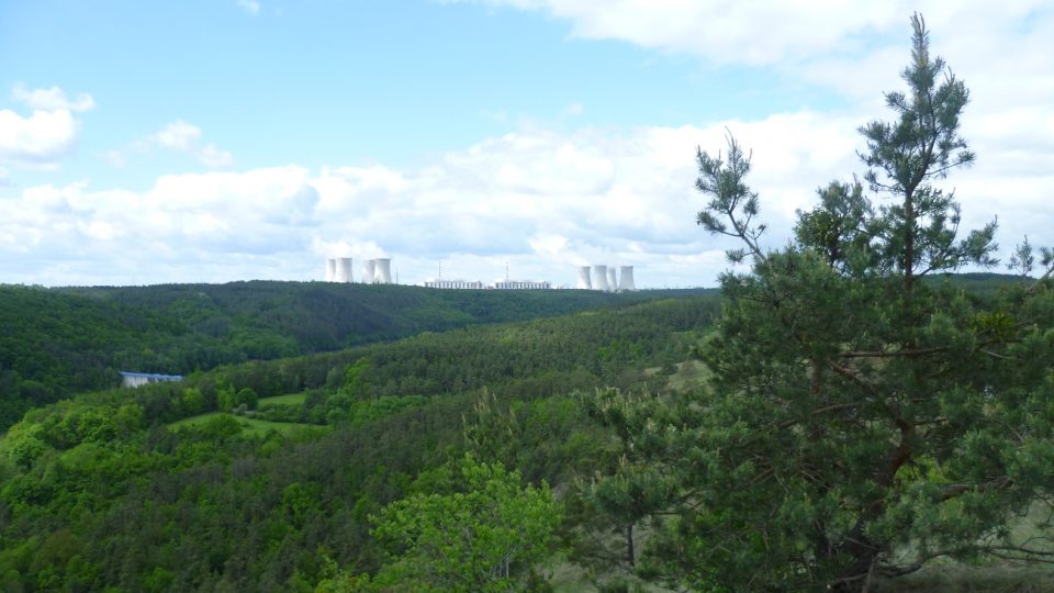 Mohelenská hadcová step s panoramatem dukovanské jaderné elektrárny