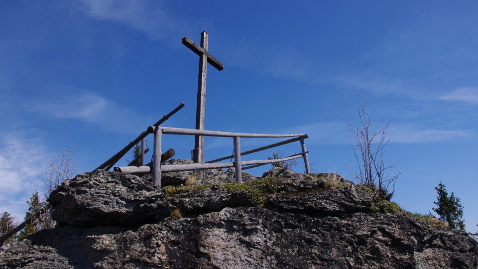 Vrchol Rolandova kamene - dřevěný kříž pochází z 20. let 20. století