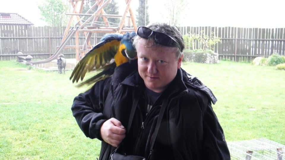 Redaktor Aleš Spurný a papoušek na jeho rameni