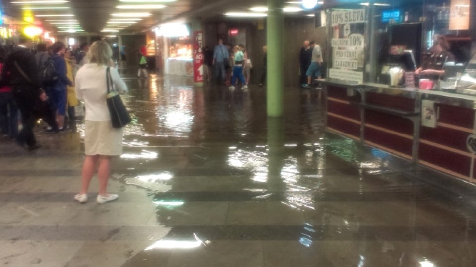 Voda ve vestibulu metra na Václavském náměstí v Praze