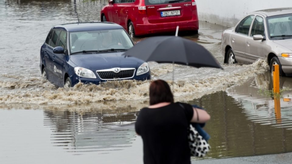 Voda z bouřky zaplavila parkoviště u Hlavního nádraží v Praze
