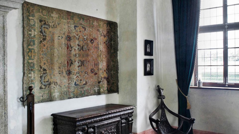 Hedvábný koberec ze 16. století v interiéru zámku Kratochvíle