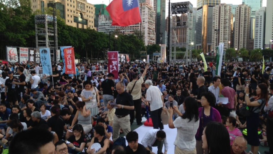 V hongkongském parku Victoria si lidé – tak jako každý rok – připomínají masakr na náměstí Nebeského klidu