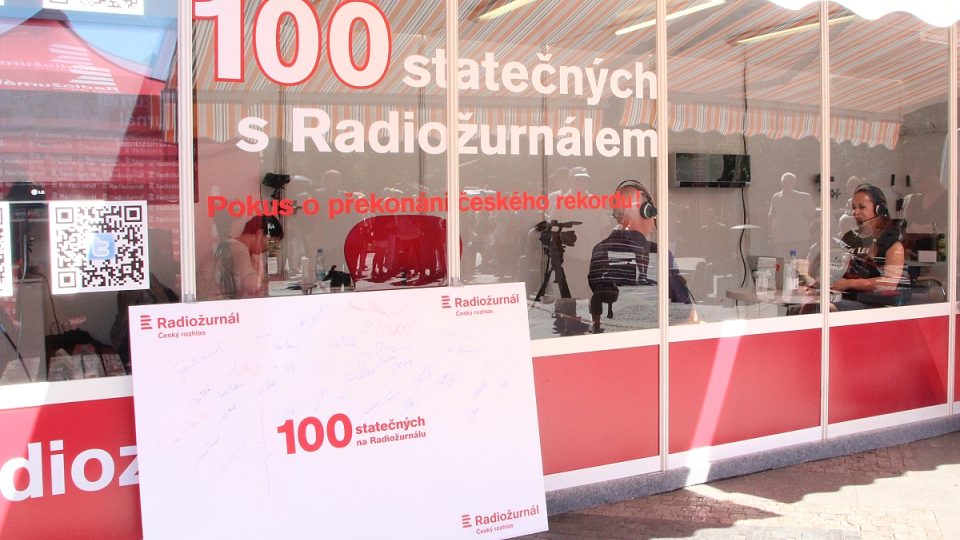 Takhle vypadá mobilní studio Českého rozhlasu. Můžete ho vidět na pražském Václavském náměstí