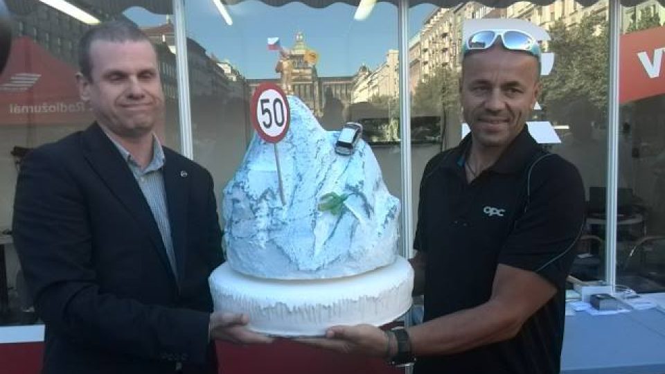 Horolezec Radek Jaroš, který byl také jedním ze 100 statečných, dostal dort ke svým 50. narozeninám
