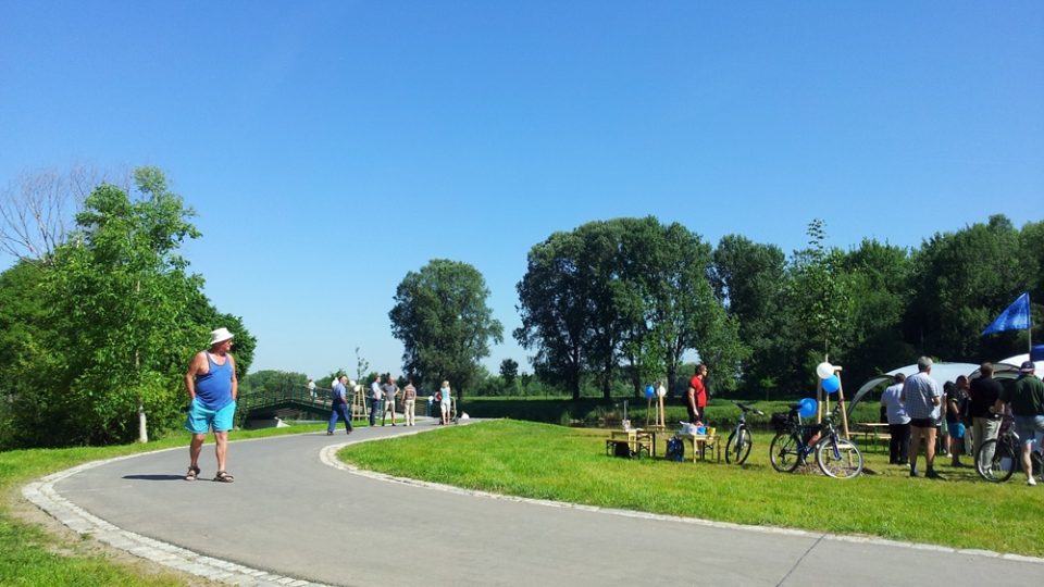 Brandýs nad Labem. Po nové cyklostezce se lidé dostanou i na Ostrůvek, lesopark obklopený říčními rameny