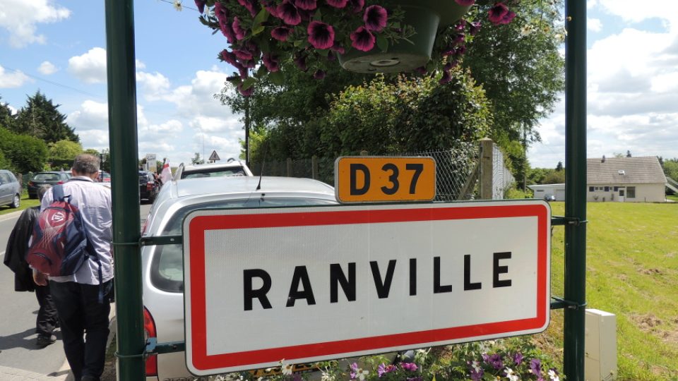Parašutisté se chystají na seskok v polích u Ranville
