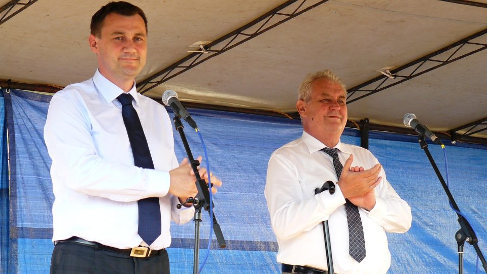 Hejtman LK Martin Půta (SLK) a prezident Miloš Zeman v Novém Boru na náměstí 