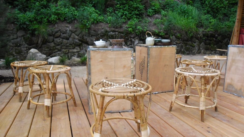 Při pití čaje můžete sedět i pod širým nebem na dřevěném pódiu