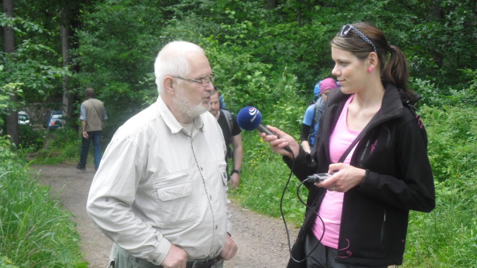 Jeden ze správců Prachovských skal Vladimír Tekverk a redaktorka Jaroslava Mannová.JPG