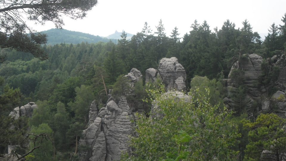 Prachovské skály - na obzoru je vidět hrad Trosky a jeho dvě věže Baba a Panna