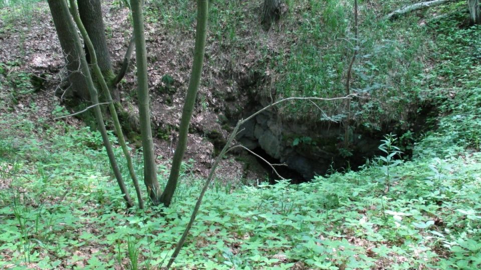 Jeden z nenápadných vstupů do jeskyní na pravém břehu