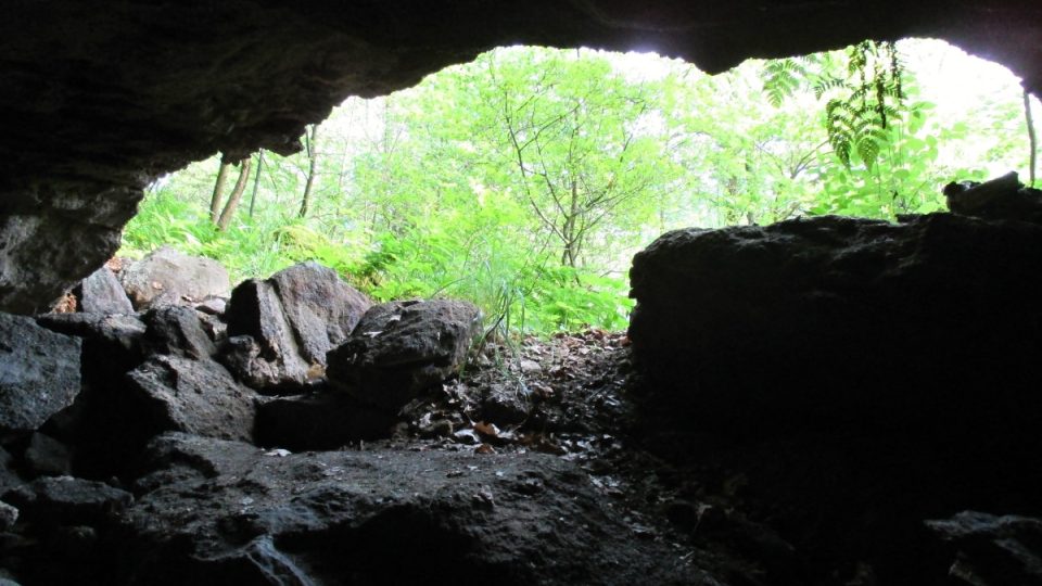 Na dně jeskyně je mnoho ze stropu odpadávajících kamenů