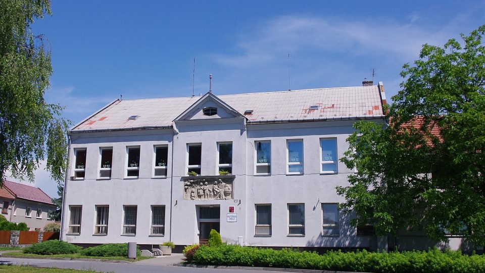 Doloplazy - budova školy