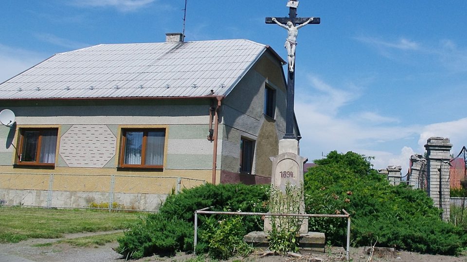Doloplazy - Kříž při vjezdu do obce