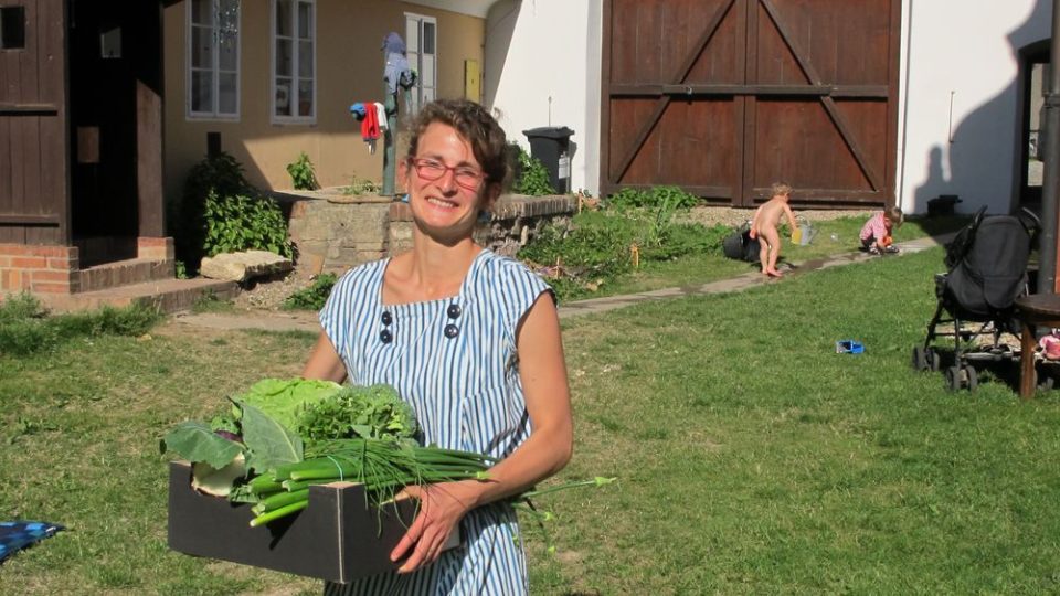 Eliška Ripková s bednou bio zeleniny