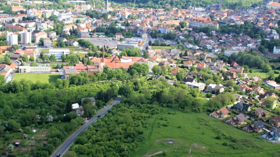 Letecký pohled, vlevo příjezdová cesta z Kaňku do Kutné Hory