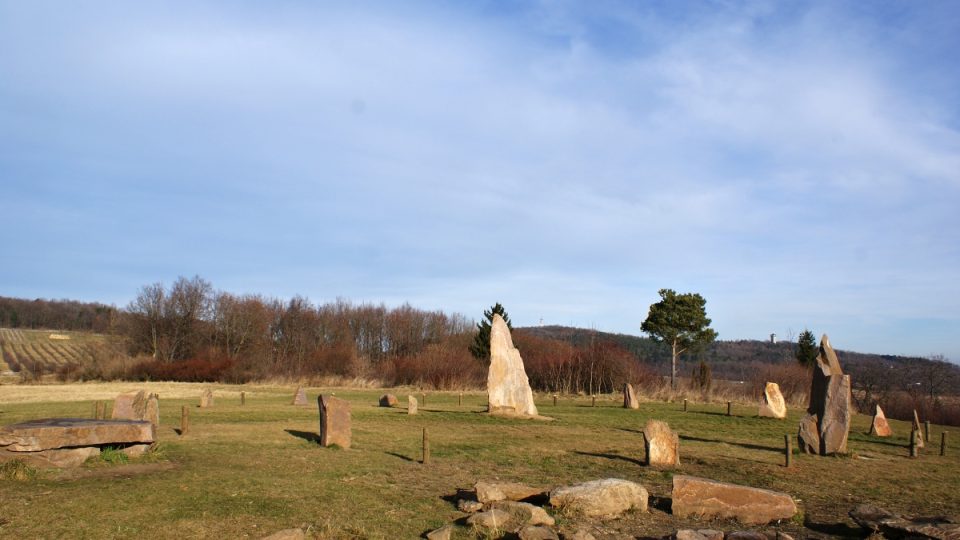 Pohled směrem ke Kaňku, vlevo obelisk k relaxaci, uprostřed ohniště