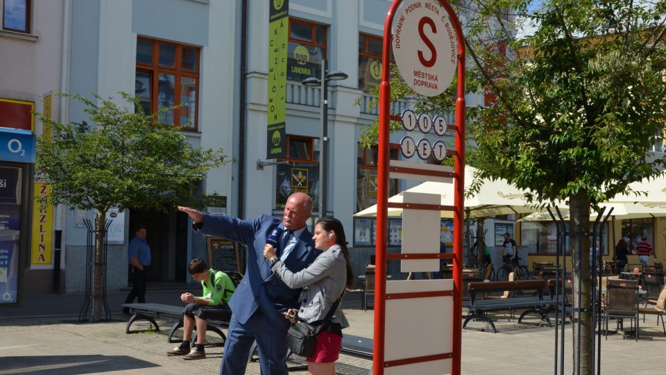 Na historické zastávce zpovídala Romana Lehmannová Josefa Glasera, který je řidičem MHD už od roku 1968