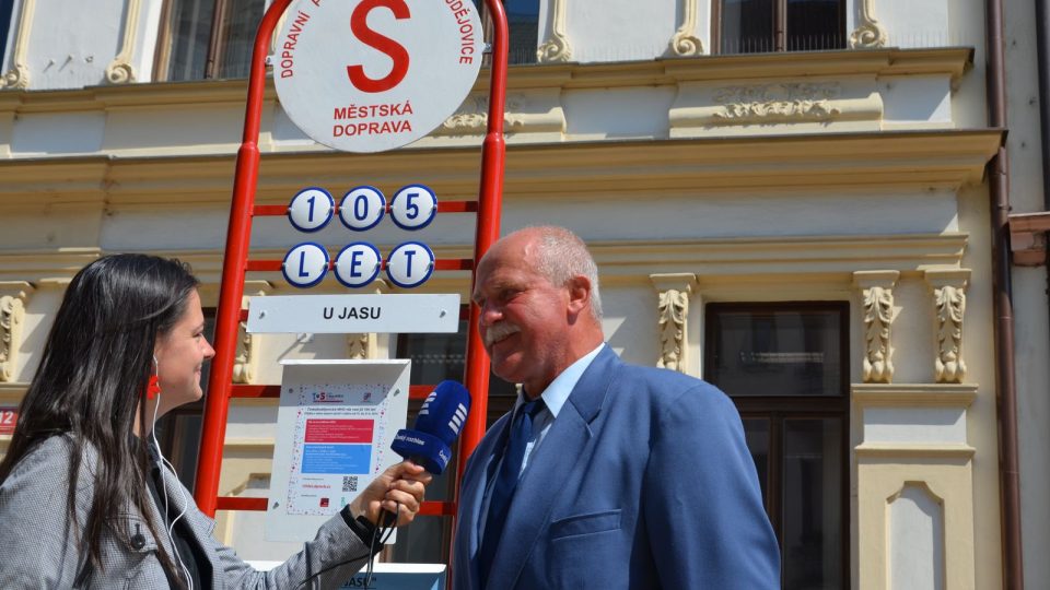 Na historické zastávce zpovídala Romana Lehmannová Josefa Glasera, který je řidičem MHD už od roku 1968