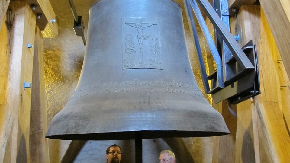 Zatím jediným funkčním zvonem v kostele je zvon z roku 1980