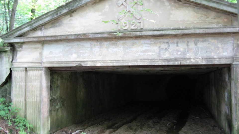 Tunel na úzkorozchodné trati z dolů do šamotárny