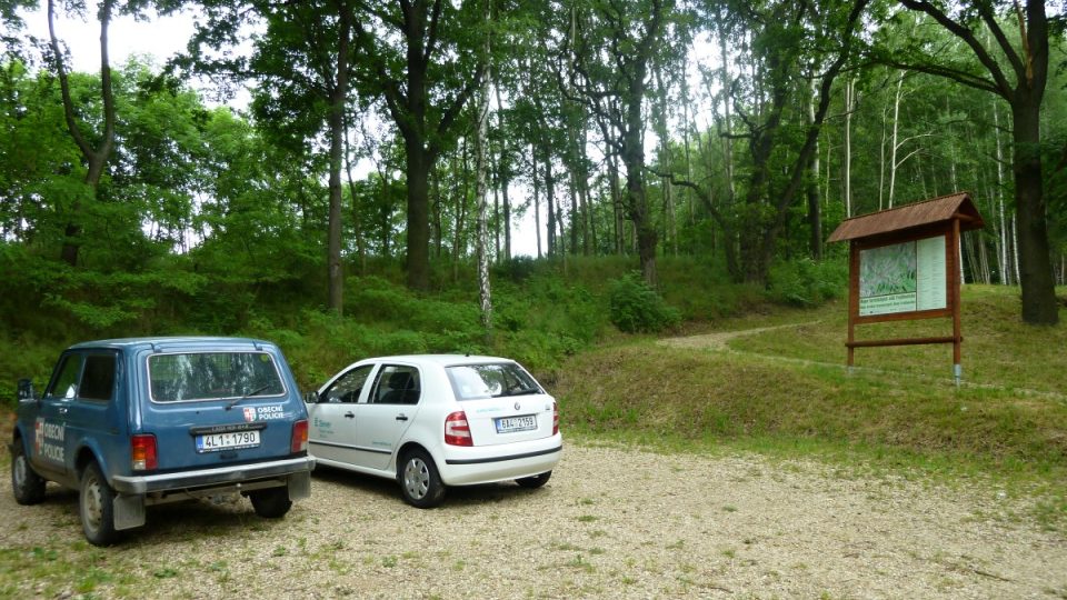 Parkoviště asi 150 metrů od rozhledny