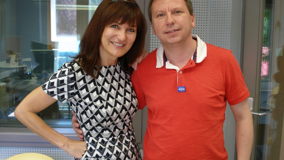 Beáta Rajská ve studiu v Karlových Varech s moderátorem Petrem Čimperou