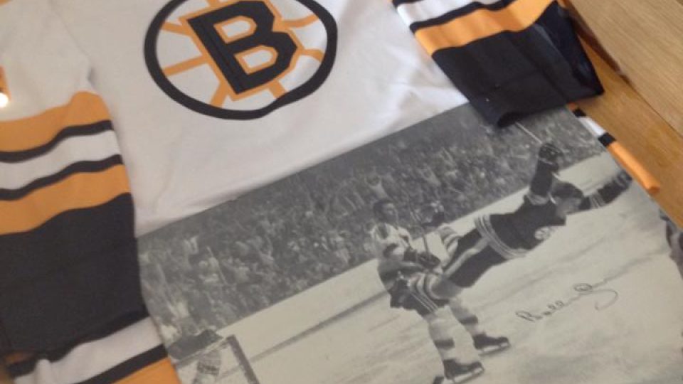 Bobby Orr zanechal Hoškovi skvělou památku. Dres s věnováním a ještě podepsaná fotografie, která obletěla svět