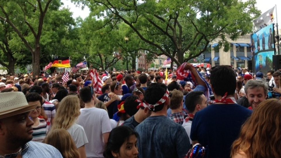 Lidé v centru Washingtonu sledují zápas USA-Německo