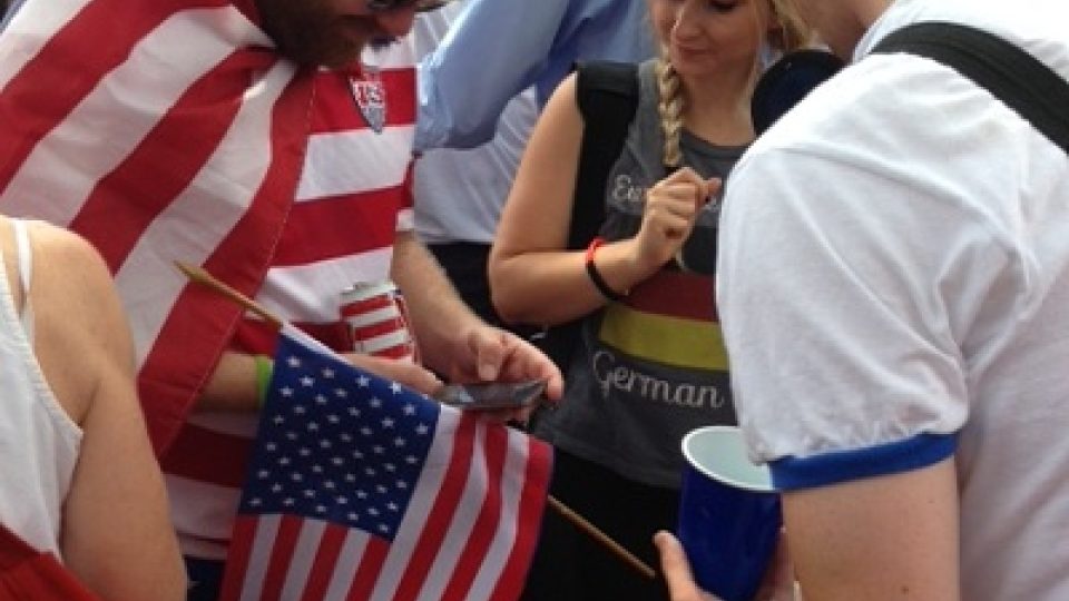Fanoušci USA a Německa povzbuzovali během klíčového zápasu společně