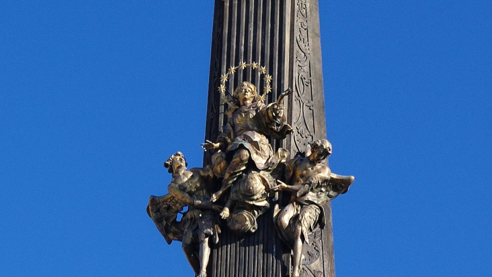 Sousoší nanebevzetí Panny marie na Dříku sloupu - nad ním, je zazděná dělová koule z dob pruského obléhání města