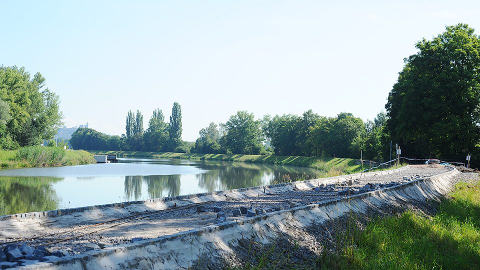 Na nábřeží Labe vznikají mlatové cesty