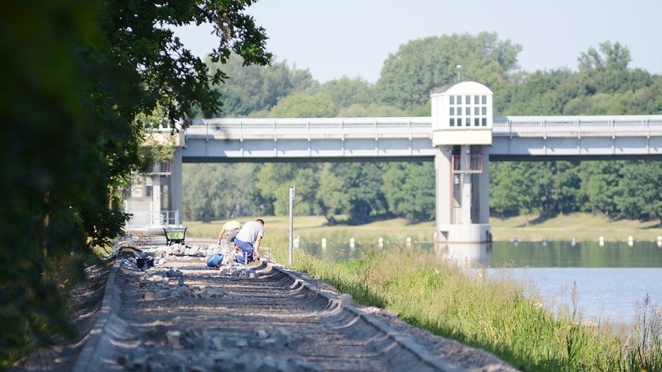 Podél Labe povedou mlatové cesty