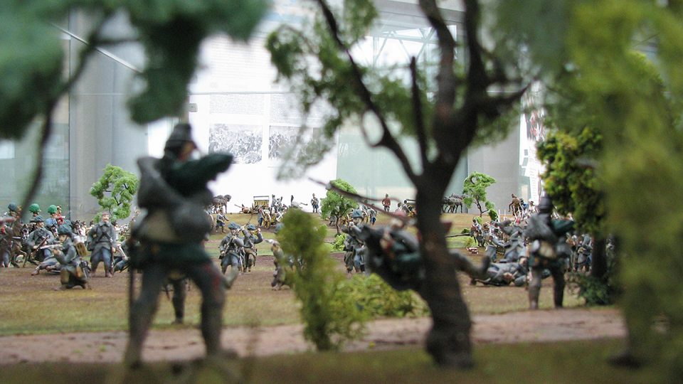 Dioráma bojiště tvoří více jak čtyři stovky cínových vojáčků