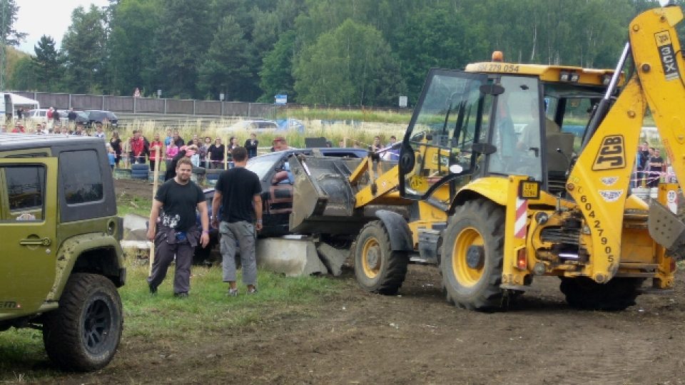 Jeden z vraků skončil na betonovém bloku