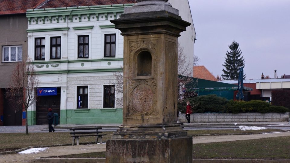 Podstavec morového sloupu a v pozadí dům, kde žila Tvarohová nevěsta