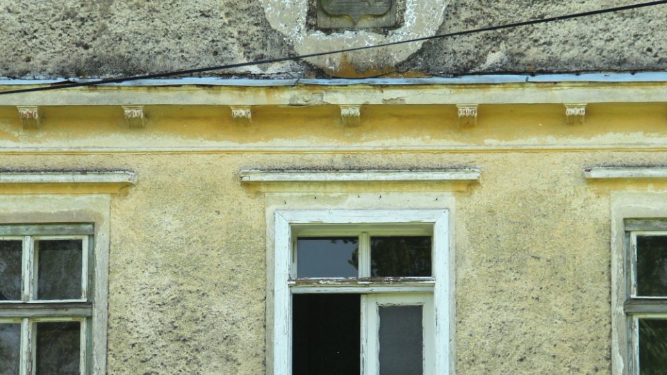 Na štítě zámku Dobrohoř je patrný znak původních majitelů 