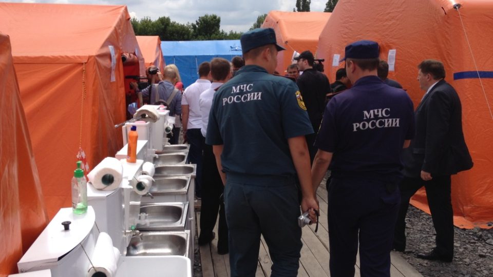 Provizorní stany pro uprchlíky z Ukrajiny mířící do Ruska v táboře nedaleko hranice