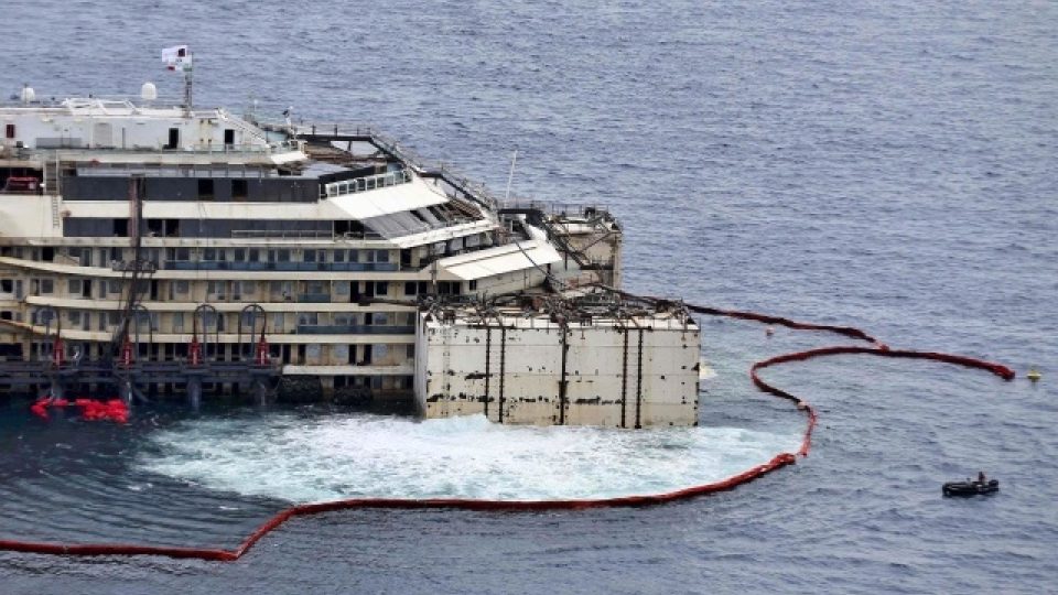 Vyzvedávání vraku lodi Costa Concordia u ostrova Giglio