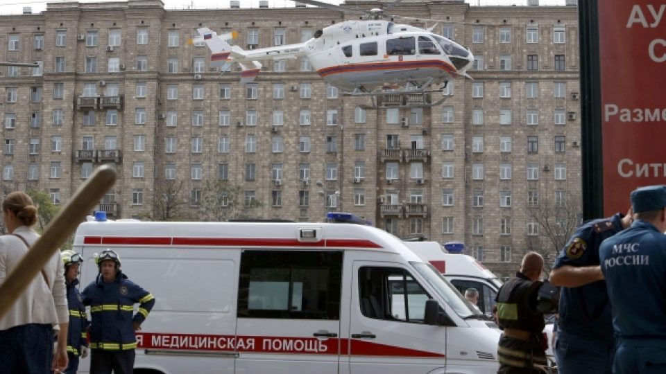 Vrtulník záchranářů u stanice metra v Moskvě, kde dnes vykolejil vlak